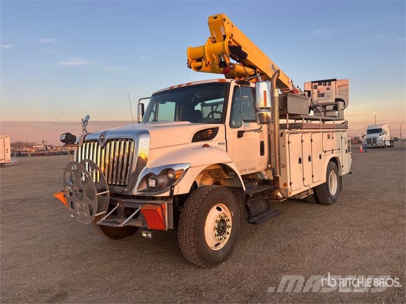 International Altec TA41M 40 ft on International 7400 4x2 Bucke Truck & Van mounted aerial platforms