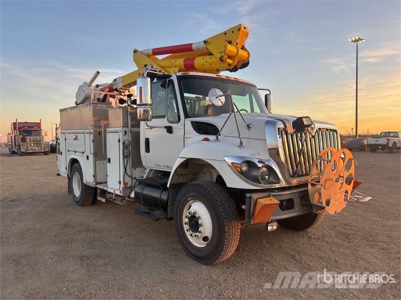 International Altec TA41M 40 ft on International 7400 4x2 Bucke Truck & Van mounted aerial platforms