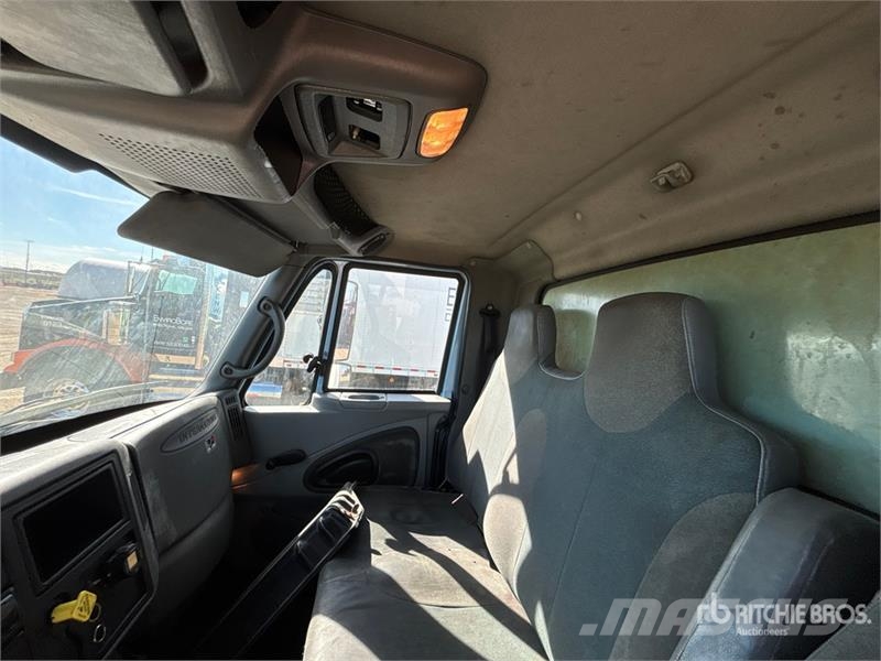 International DuraStar 4400 4x2 Van Truck Каросерии