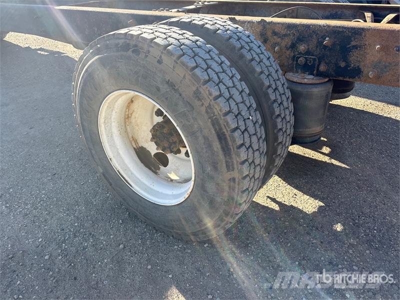International DuraStar 4300 4x2 Cab and Chassis Cabines