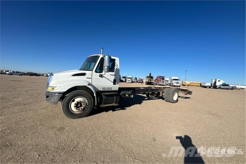 International DuraStar 4300 4x2 Cab and Chassis Cabines