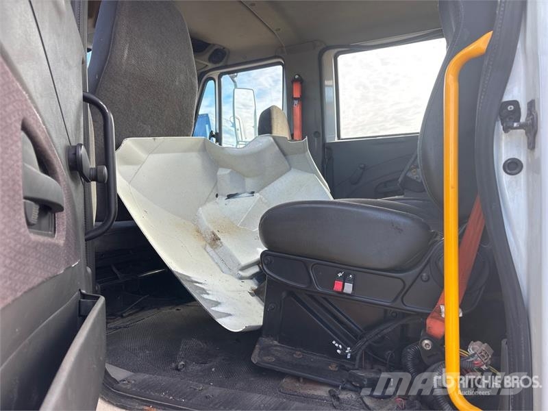 International DuraStar 4400 4x2 Cab and Chassis (Inoperable) Kabine i unutrašnjost