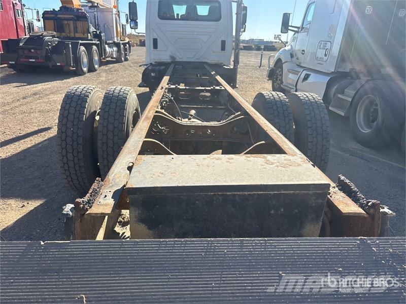 International DuraStar 4300 4x2 Cab and Chassis Cabines