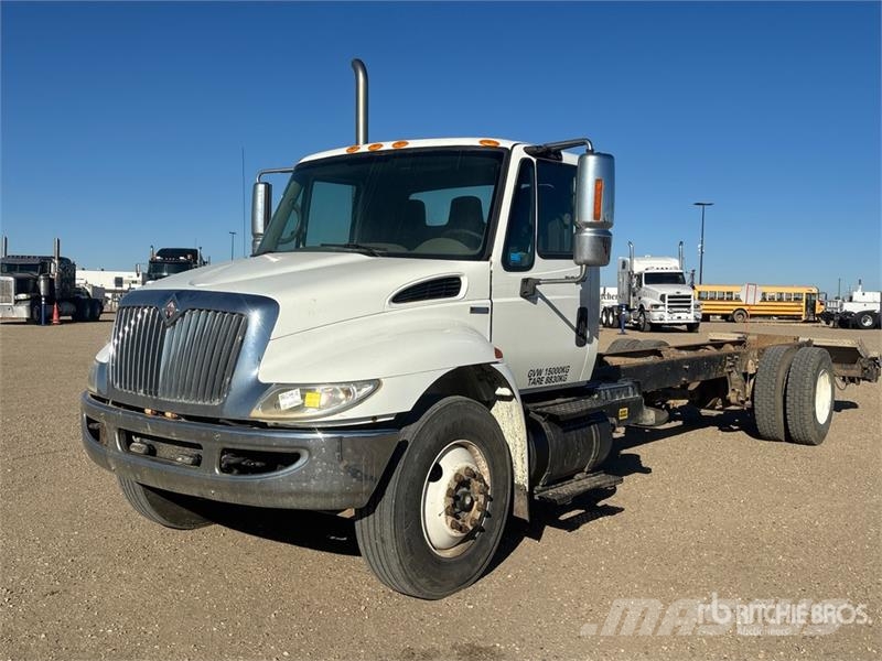 International DuraStar 4300 4x2 Cab and Chassis Cabines