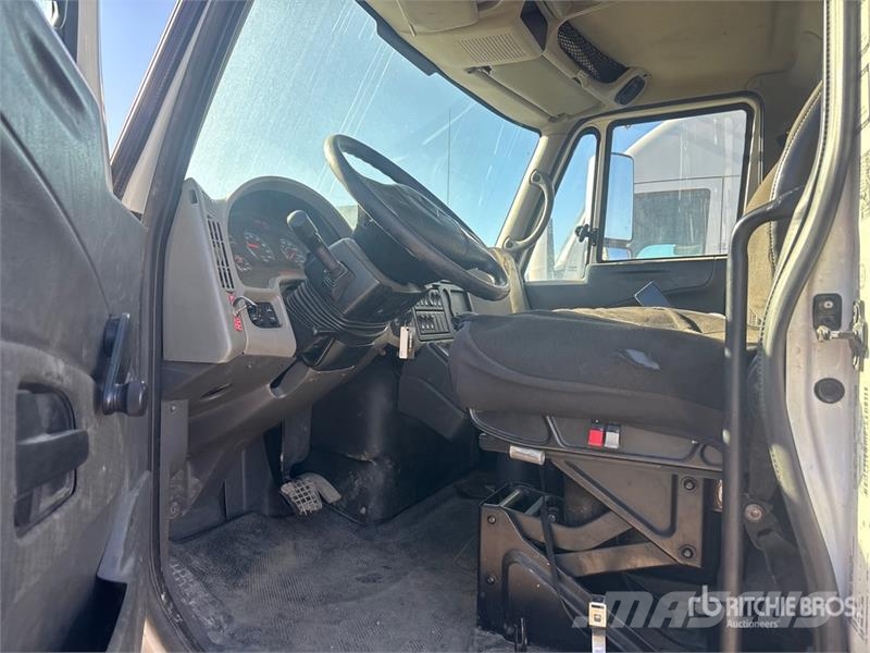 International DuraStar 4300 4x2 Cab and Chassis Cabines