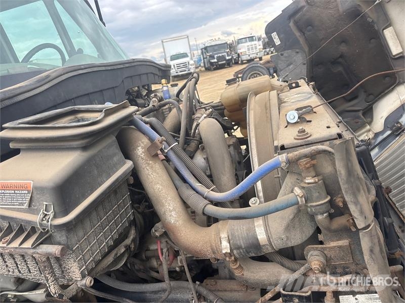 International Durastar 4300 4x2 Flatbed Truck (Inoperable) Бордови