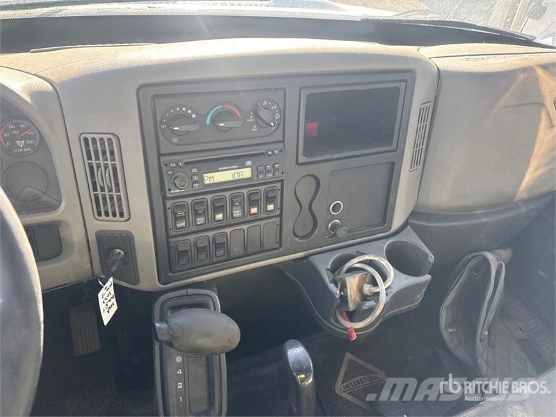 International DuraStar 4300 4x2 Cab and Chassis Cabines