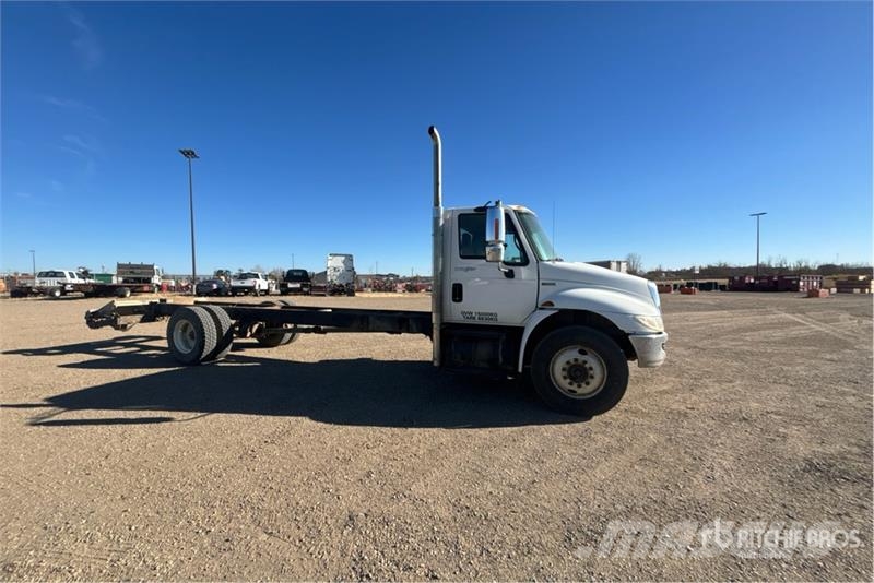 International DuraStar 4300 4x2 Cab and Chassis Cabines