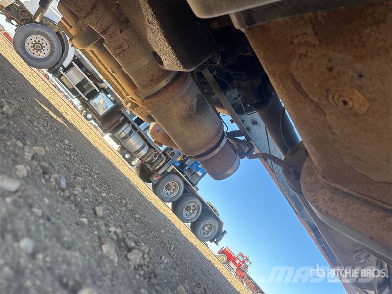 International DuraStar 4300 4x2 Cab and Chassis Cabines
