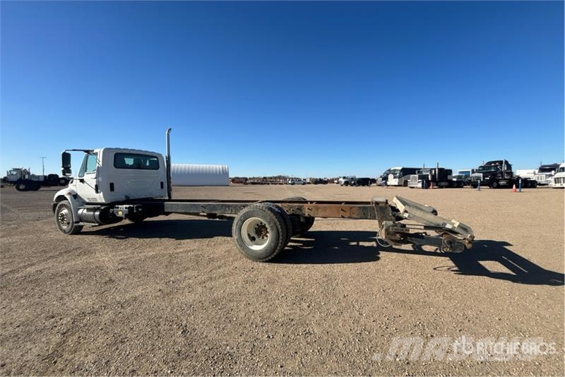 International DuraStar 4300 4x2 Cab and Chassis Cabines