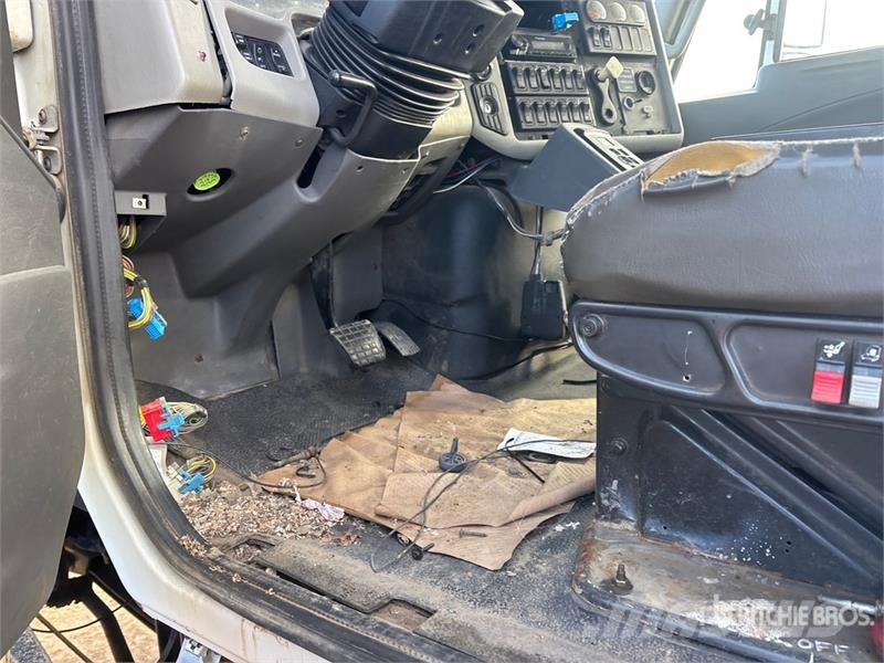 International DuraStar 4400 4x2 Cab and Chassis (Inoperable) Kabine i unutrašnjost