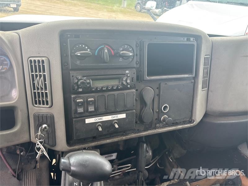 International Durastar 4300 4x2 Flatbed Truck (Inoperable) Бордови