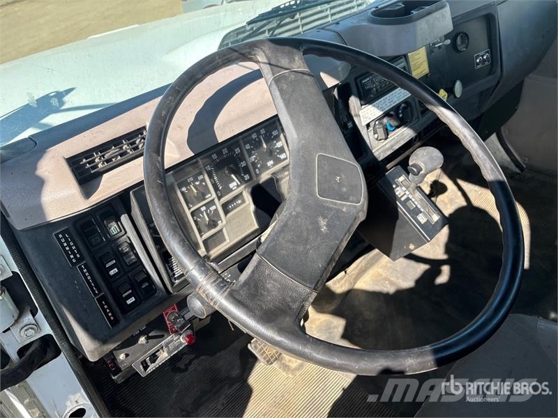 International F-2554 Кабины