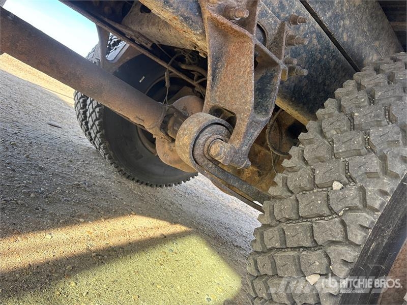 International F80A.24 1135 lb Knuckle Boom on International Dura Smagās mašīnas ar celtni