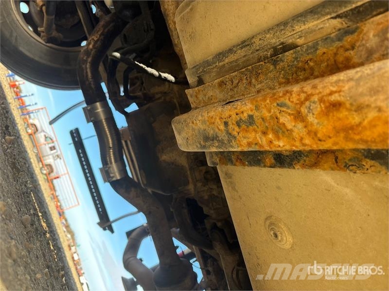 International Fassi F80A.24 7826 lb Knuckle Boom on Internation Kraanaga veokid