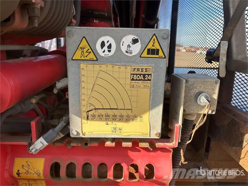 International Fassi F80A.24 7826 lb Knuckle Boom on Internation Kraanaga veokid