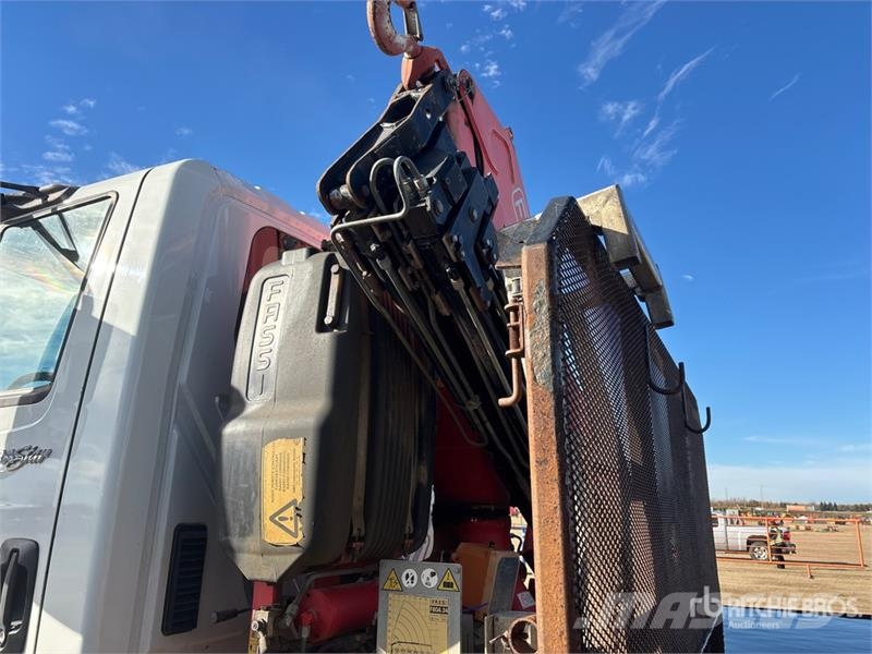 International Fassi F80A.24 7826 lb Knuckle Boom on Internation Kraanaga veokid