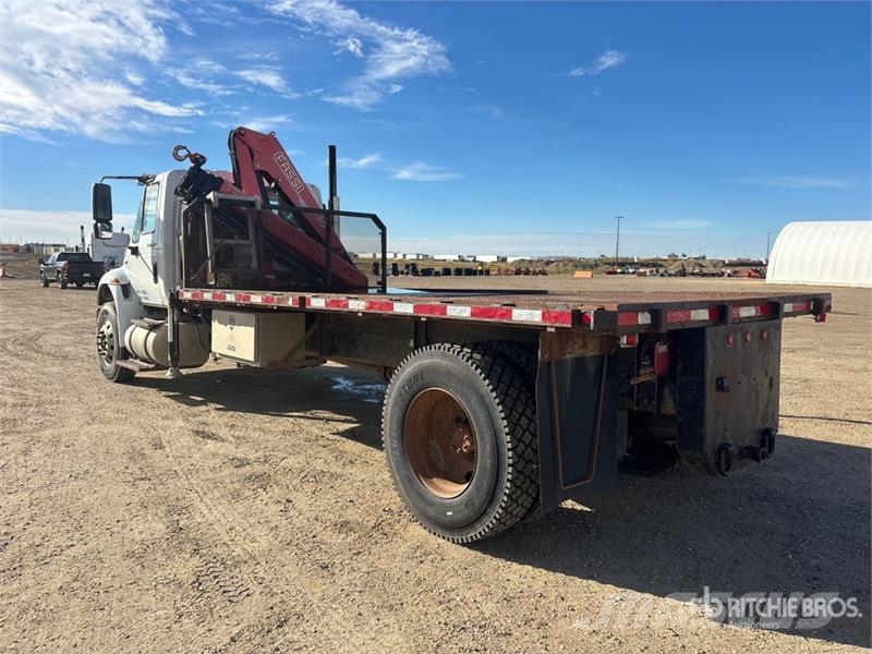 International Fassi F80A.24 7826 lb Knuckle Boom on Internation Kraanaga veokid