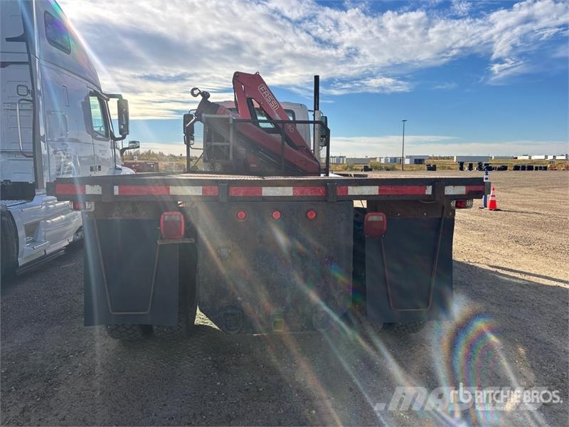 International Fassi F80A.24 7826 lb Knuckle Boom on Internation Kraanaga veokid