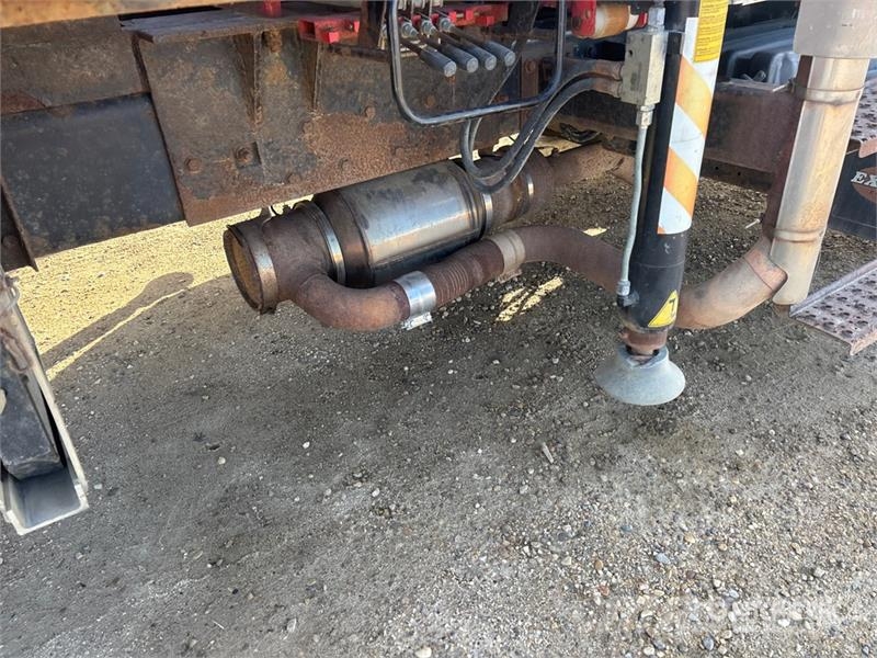 International Fassi F80A.24 7826 lb Knuckle Boom on Internation Kraanaga veokid