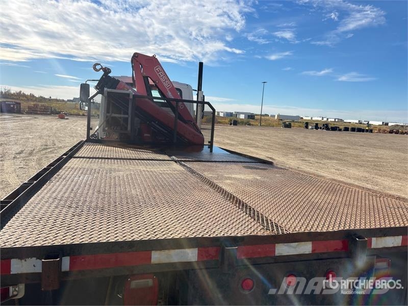 International Fassi F80A.24 7826 lb Knuckle Boom on Internation Kraanaga veokid