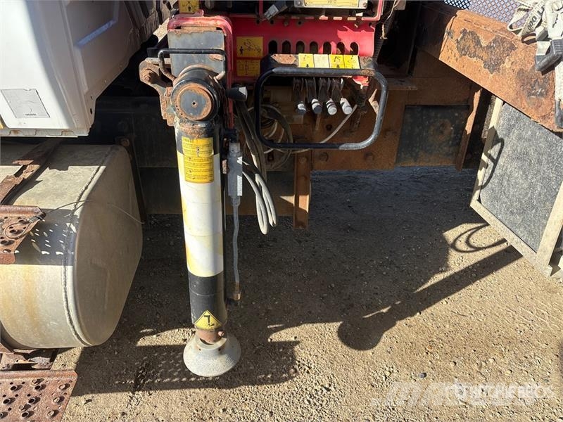 International Fassi F80A.24 7826 lb Knuckle Boom on Internation Kraanaga veokid