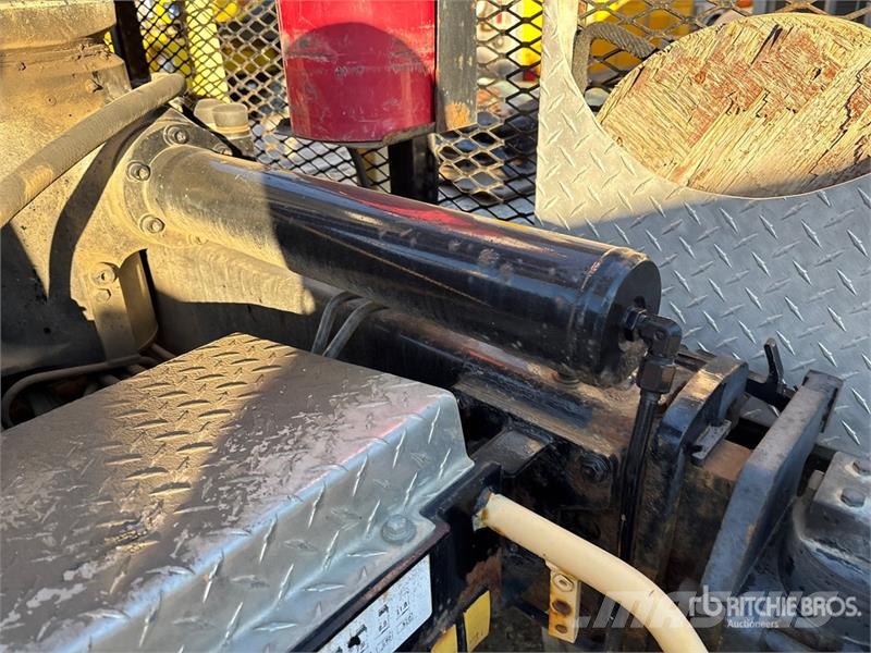 International Hiab 077 CLX 3350 kg Knuckle Boom on  Internationa Φορτηγά με Γερανό