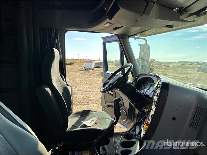International LF517 8x6 T/A Sleeper Truck Tractor Motrici e Trattori Stradali