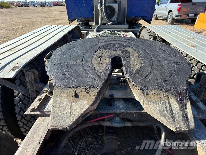 International LF517 8x6 T/A Sleeper Truck Tractor Motrici e Trattori Stradali