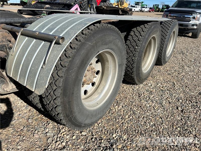 International LF517 8x6 T/A Sleeper Truck Tractor Motrici e Trattori Stradali