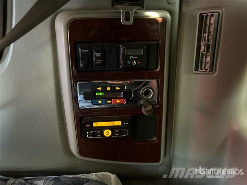 International LF517 8x6 T/A Sleeper Truck Tractor Motrici e Trattori Stradali