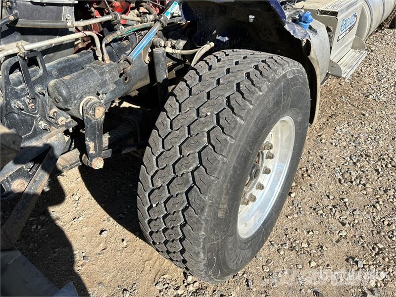 International LF517 8x6 T/A Sleeper Truck Tractor Motrici e Trattori Stradali