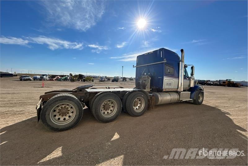 International LF517 8x6 T/A Sleeper Truck Tractor Motrici e Trattori Stradali