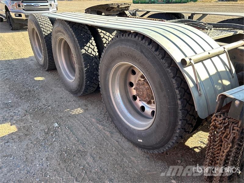 International LF517 8x6 T/A Sleeper Truck Tractor Motrici e Trattori Stradali