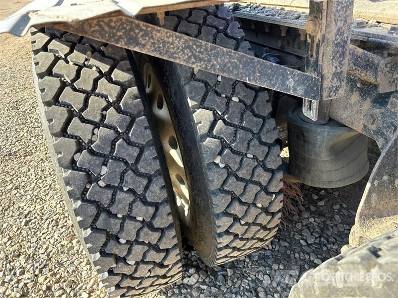 International LF517 8x6 T/A Sleeper Truck Tractor Motrici e Trattori Stradali