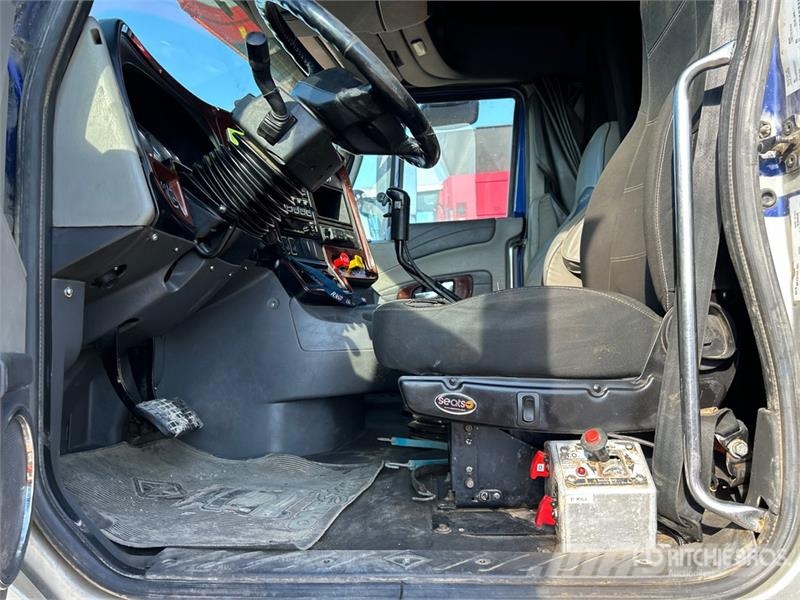 International LF517 8x6 T/A Sleeper Truck Tractor Motrici e Trattori Stradali