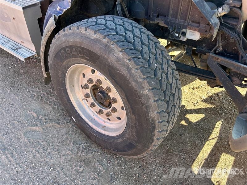 International LF517 8x6 T/A Sleeper Truck Tractor Motrici e Trattori Stradali