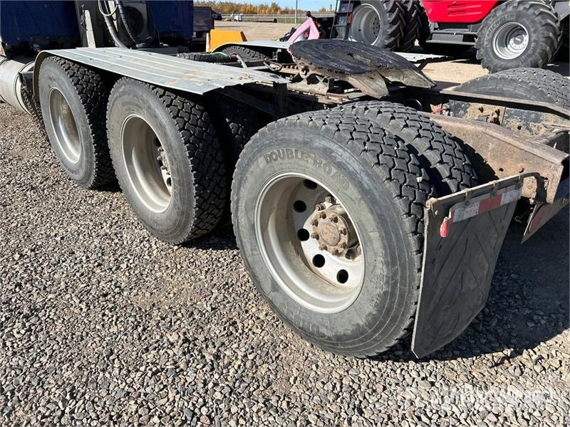 International LF517 T/A Sleeper Truck Tractor Trekkers