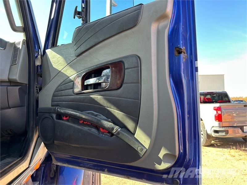 International LF517 T/A Sleeper Truck Tractor Trekkers