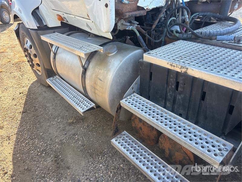 International LF627 6x4 T/A Day Cab Truck Tractor (Inoperable) Sattelzugmaschinen