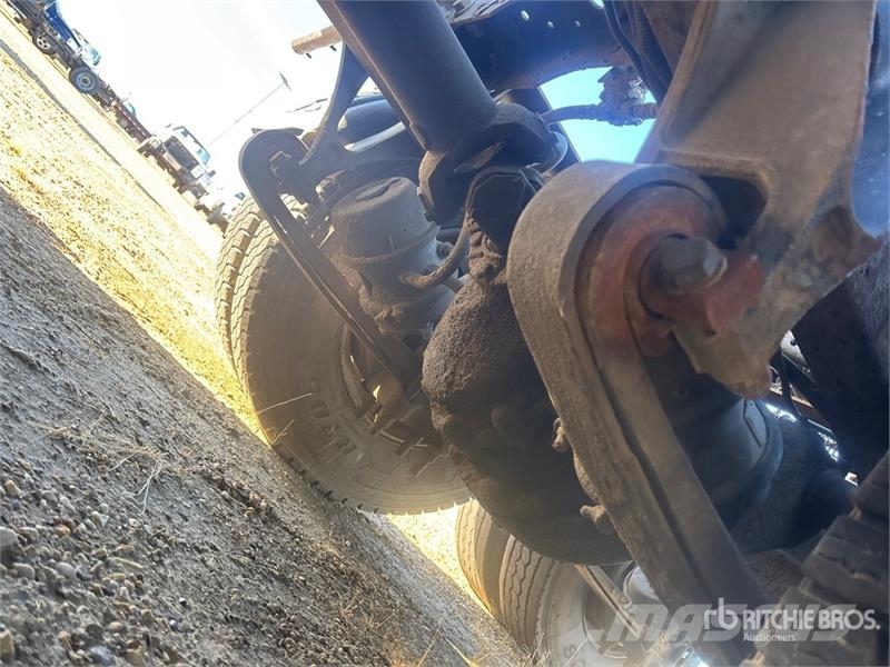 International LF627 6x4 T/A Day Cab Truck Tractor (Inoperable) Sattelzugmaschinen