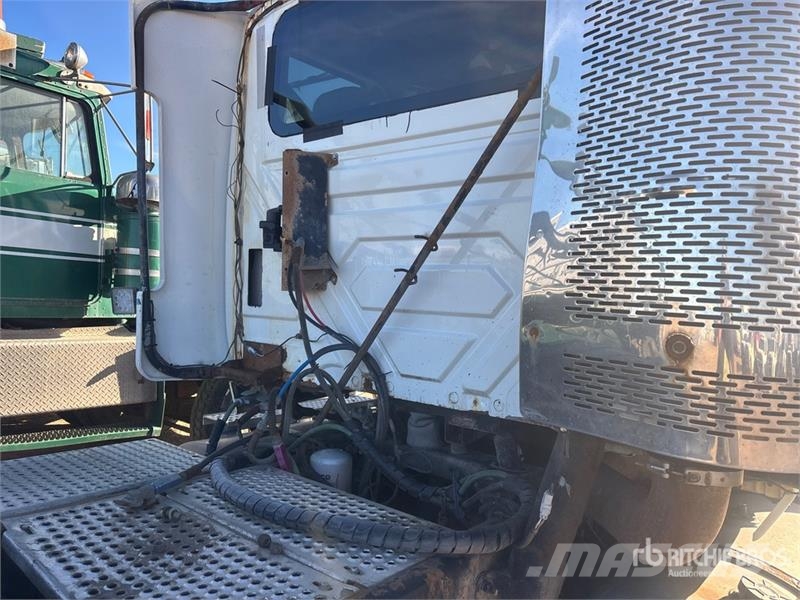 International LF627 6x4 T/A Day Cab Truck Tractor (Inoperable) Sattelzugmaschinen