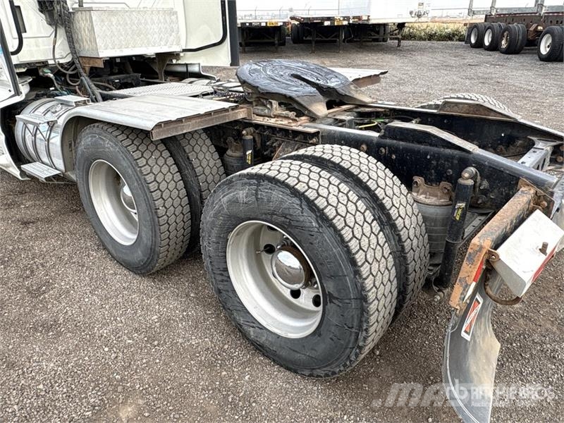 International LT625 6x4 T/A Day Cab Truck Tractor Trekkvogner