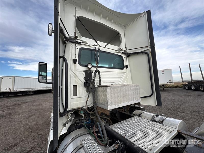 International LT625 6x4 T/A Day Cab Truck Tractor Trekkvogner