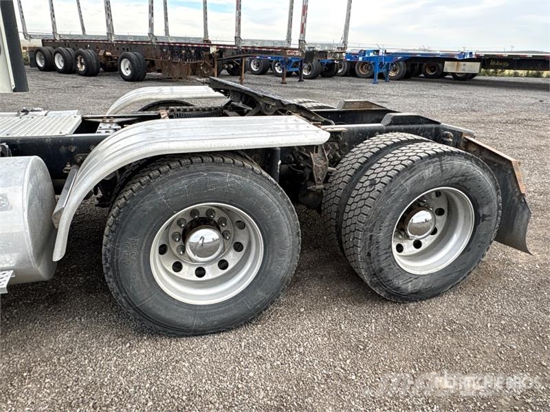 International LT625 6x4 T/A Day Cab Truck Tractor Trekkvogner