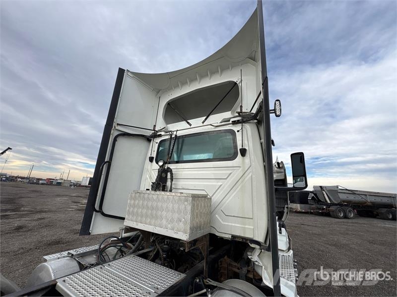 International LT625 6x4 T/A Day Cab Truck Tractor Trekkvogner