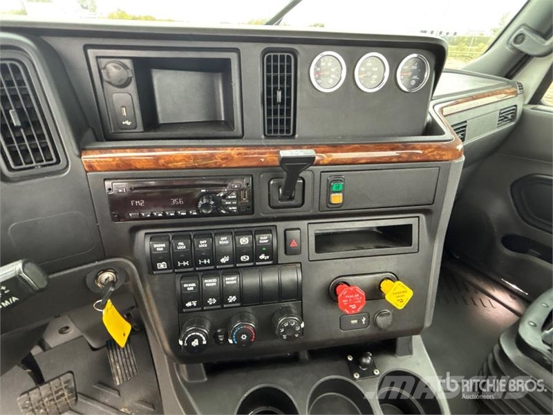International LT625 6x4 T/A Day Cab Truck Tractor Motrici e Trattori Stradali