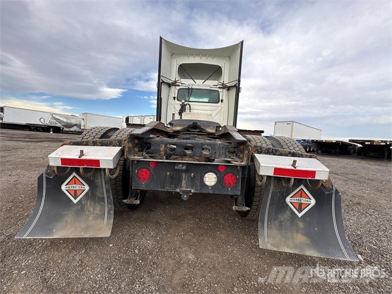 International LT625 6x4 T/A Day Cab Truck Tractor Trekkvogner