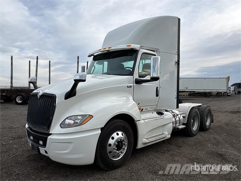 International LT625 6x4 T/A Day Cab Truck Tractor Trekkvogner
