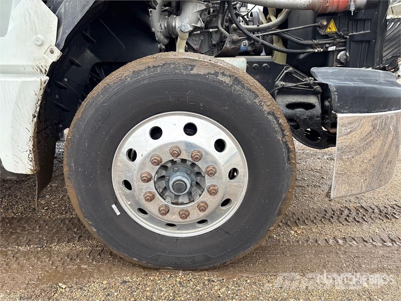 International LT625 6x4 T/A Day Cab Truck Tractor Motrici e Trattori Stradali